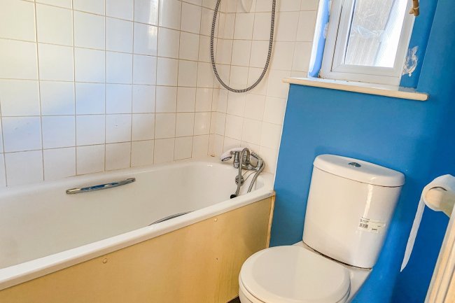 25 Caistor Close, Calcot, Reading RG31 7AY
 7