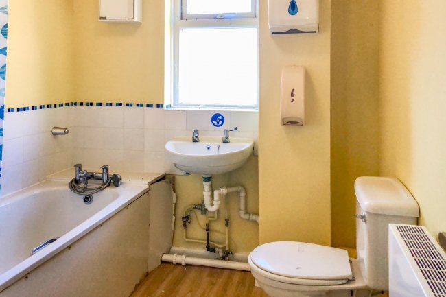 5 Saunton Gardens, Farnborough, Hampshire GU14 8UN 
 1