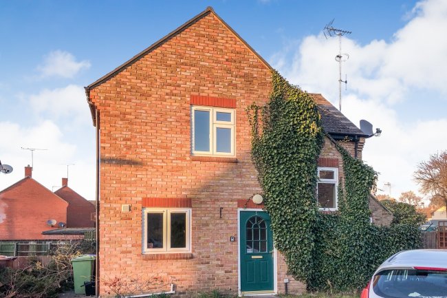 5 Saunton Gardens, Farnborough, Hampshire GU14 8UN 
 1