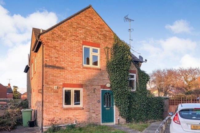 5 Saunton Gardens, Farnborough, Hampshire GU14 8UN 
 1