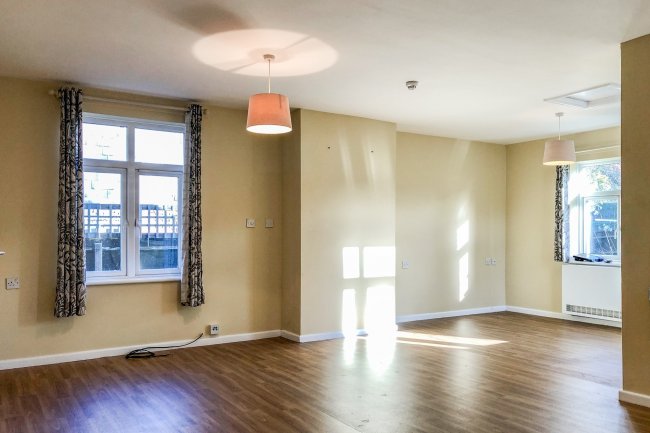 5 Saunton Gardens, Farnborough, Hampshire GU14 8UN 
 1