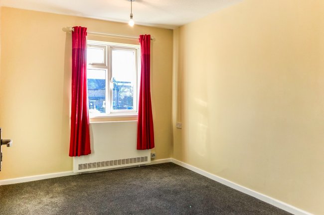 5 Saunton Gardens, Farnborough, Hampshire GU14 8UN 
 1