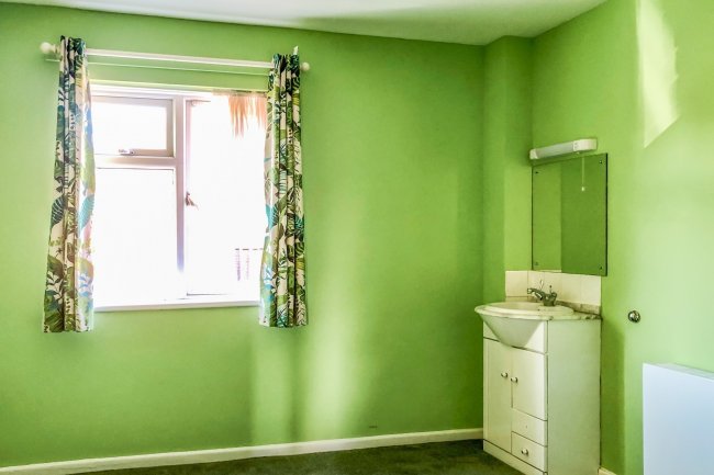 5 Saunton Gardens, Farnborough, Hampshire GU14 8UN 
 1