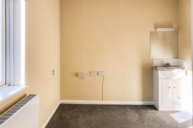 5 Saunton Gardens, Farnborough, Hampshire GU14 8UN 
 1