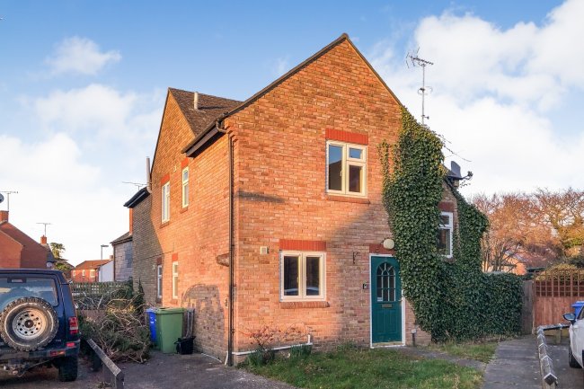 5 Saunton Gardens, Farnborough, Hampshire GU14 8UN 
 1