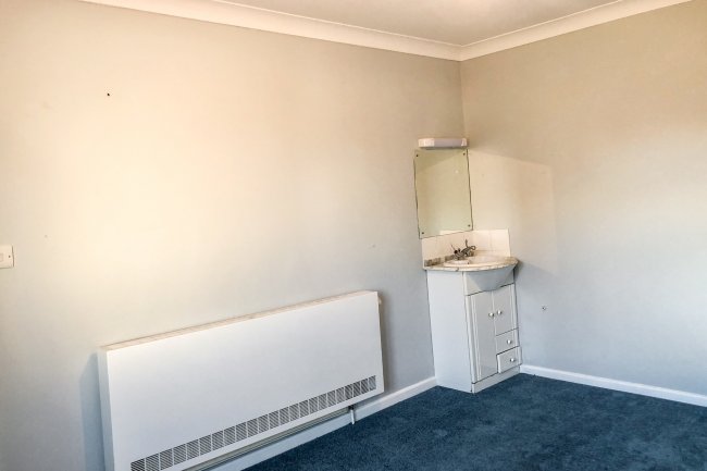 5 Saunton Gardens, Farnborough, Hampshire GU14 8UN 
 1