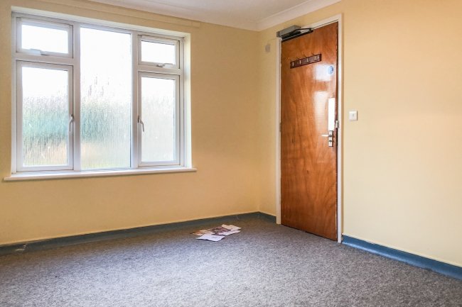 5 Saunton Gardens, Farnborough, Hampshire GU14 8UN 
 1