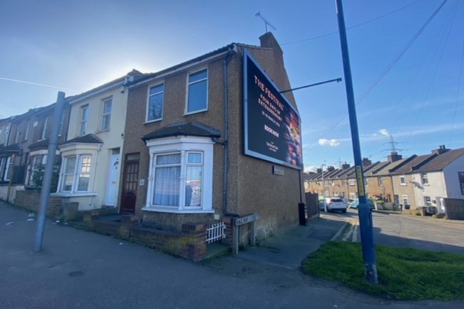 50A and 50B Stonebridge Road, Gravesend, Kent DA11 9DS
 3