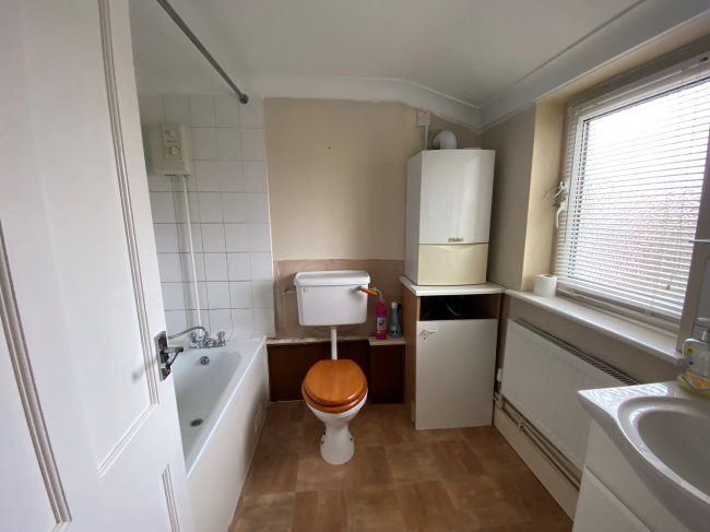 50A and 50B Stonebridge Road, Gravesend, Kent DA11 9DS
 3