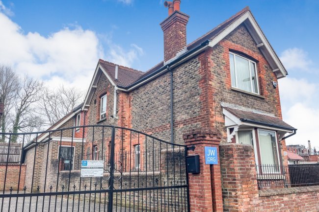 35 Victoria Street, Horsham, Sussex RH13 5DZ  4