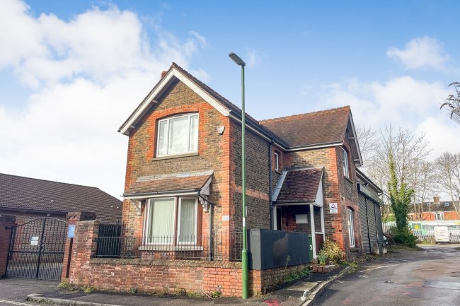 35 Victoria Street, Horsham, Sussex RH13 5DZ  4