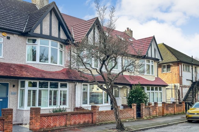 2A Arrol Road, Telford, Beckenham, Kent BR3 4PA

 4