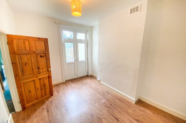 Flat A, 319 Earlsfield Road, Wandsworth, London SW18 3DG
 4