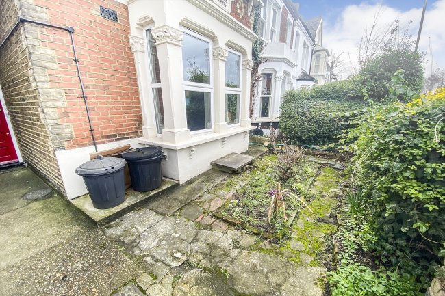 Flat A, 319 Earlsfield Road, Wandsworth, London SW18 3DG
 4