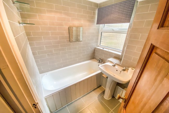 Flat A, 319 Earlsfield Road, Wandsworth, London SW18 3DG
 4