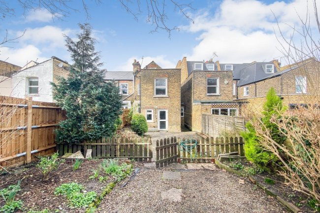 Flat A, 319 Earlsfield Road, Wandsworth, London SW18 3DG
 4