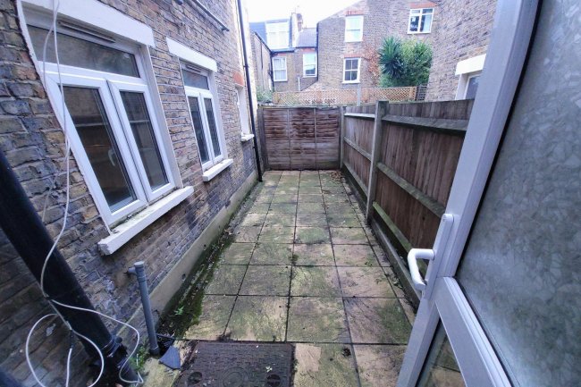 Flat 7A, 7 Knoll Road, Wandsworth, London, SW18 2DF
 6