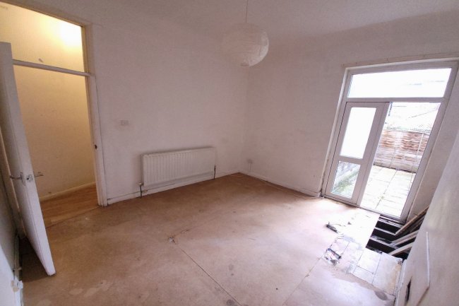 Flat 7A, 7 Knoll Road, Wandsworth, London, SW18 2DF
 6