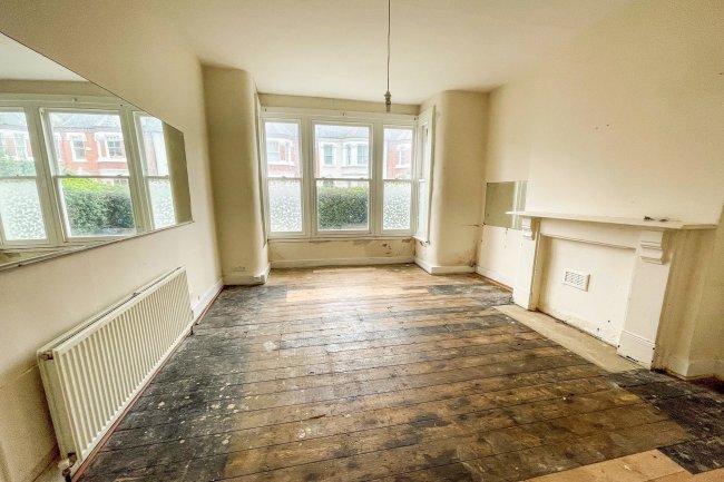 196a Broomwood Road, Battersea, London, SW11 6JY
 5