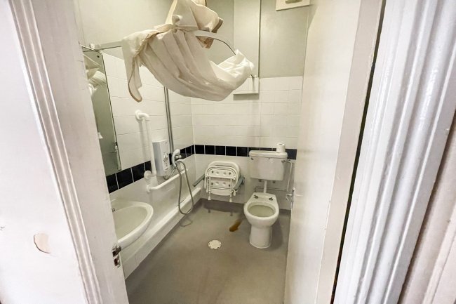 196a Broomwood Road, Battersea, London, SW11 6JY
 5