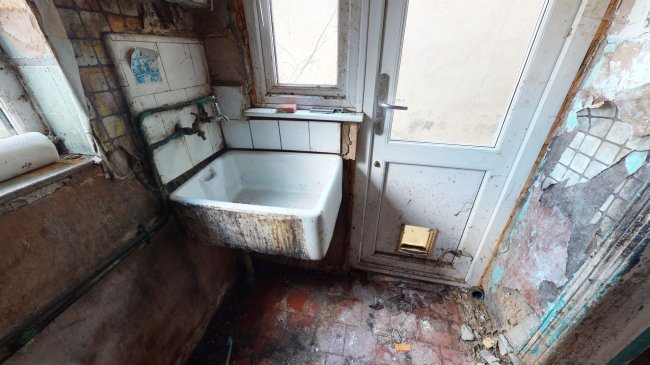 271 Halley Road, Manor Park,
London E12 6UE 4