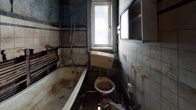 271 Halley Road, Manor Park,
London E12 6UE 4