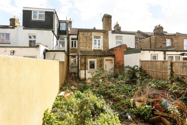 271 Halley Road, Manor Park,
London E12 6UE 4