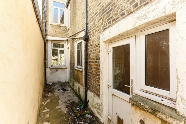 271 Halley Road, Manor Park,
London E12 6UE 4