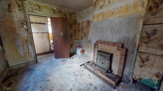 271 Halley Road, Manor Park,
London E12 6UE 4