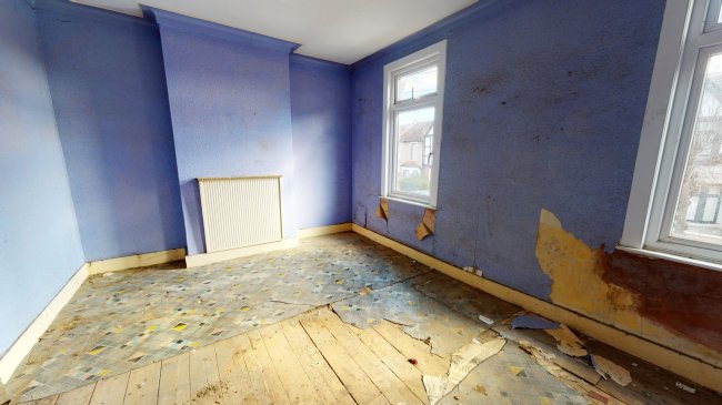 271 Halley Road, Manor Park,
London E12 6UE 4