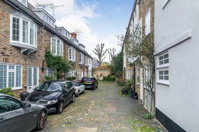 3a Lonsdale Mews, Sandycombe Road, Richmond TW9 3NH
 5