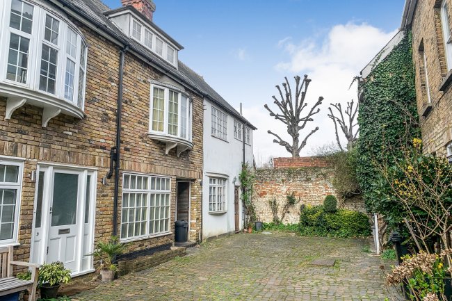 3a Lonsdale Mews, Sandycombe Road, Richmond TW9 3NH
 5