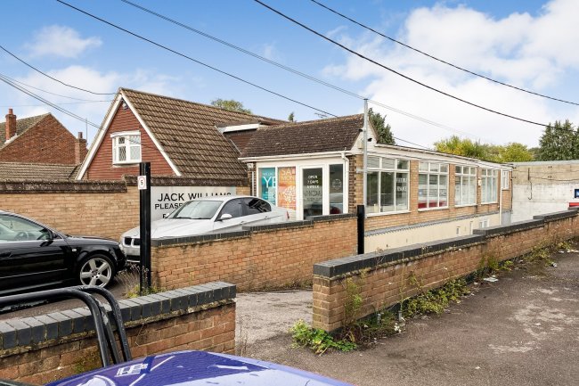 108 Roman Road, Basingstoke, Hampshire, RG23 8HE 7