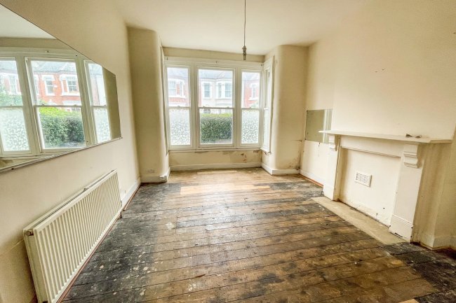 196a Broomwood Road, Battersea, London, SW11 6JY
 5