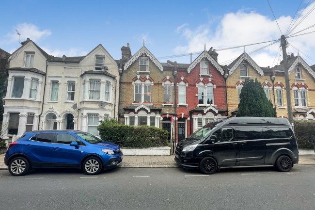 196a Broomwood Road, Battersea, London, SW11 6JY
 5