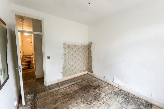 196a Broomwood Road, Battersea, London, SW11 6JY
 5