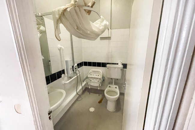 196a Broomwood Road, Battersea, London, SW11 6JY
 5