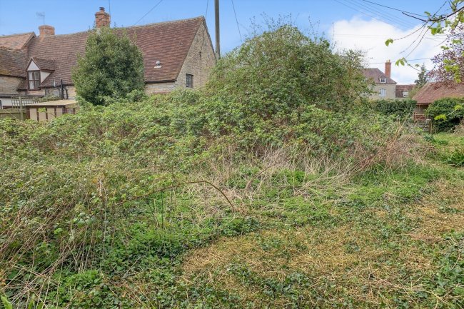 Land on the south west side of Lynwood, Cleeve Prior, Worcestershire WR11 8LQ 1