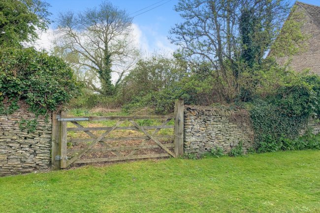 Land on the south west side of Lynwood, Cleeve Prior, Worcestershire WR11 8LQ 1