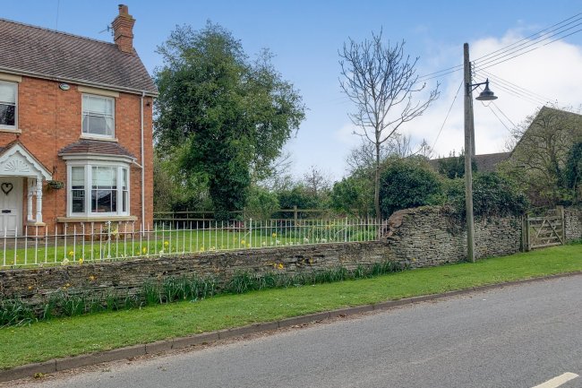 Land on the south west side of Lynwood, Cleeve Prior, Worcestershire WR11 8LQ 1