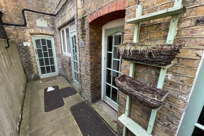 Studio 1A & 1B Cloisters House, Cloisters Business Centre, Battersea Park Road, London SW8 4BG 4