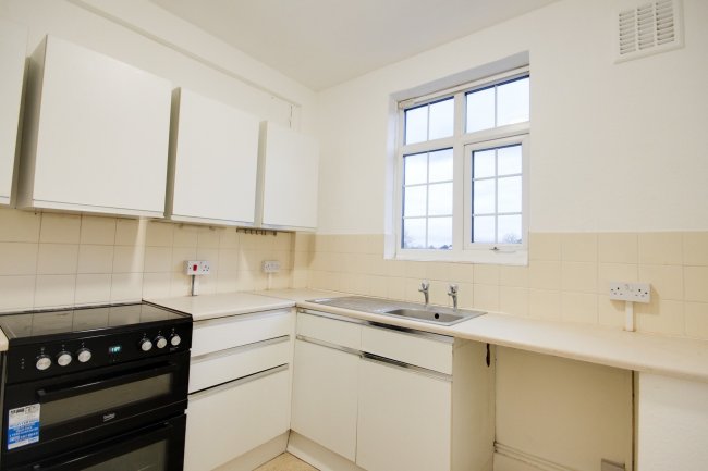 31 Peach Street, Wokingham, Berkshire RG40 1XJ 6