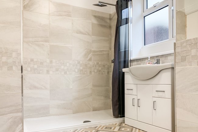 8 Lime Tree Avenue, Thames Ditton, Surrey KT7 0NA
 5