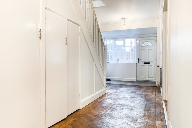 8 Lime Tree Avenue, Thames Ditton, Surrey KT7 0NA
 5