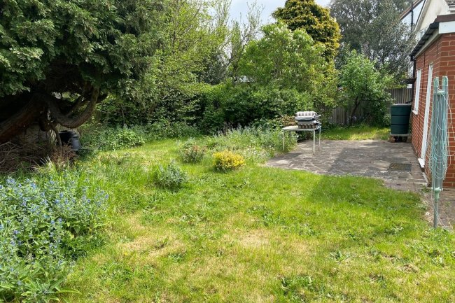 8 Lime Tree Avenue, Thames Ditton, Surrey KT7 0NA
 5