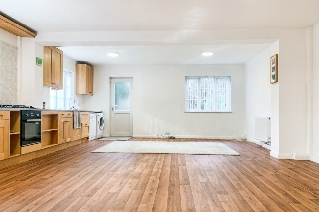 8 Lime Tree Avenue, Thames Ditton, Surrey KT7 0NA
 5