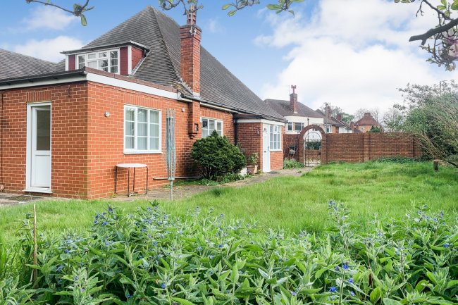 8 Lime Tree Avenue, Thames Ditton, Surrey KT7 0NA
 5