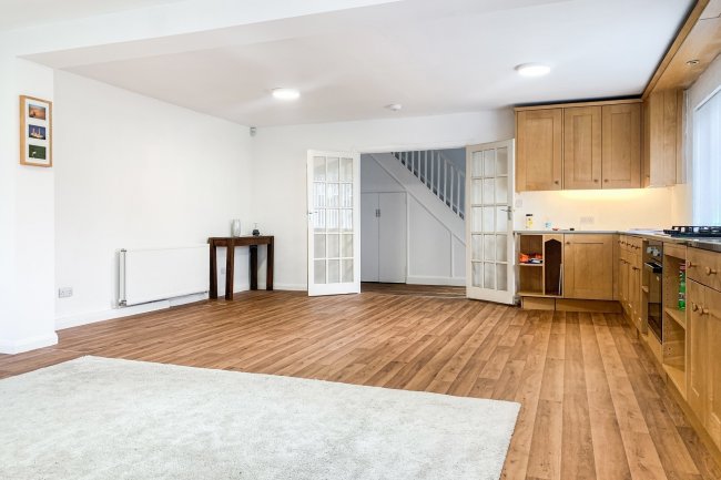 8 Lime Tree Avenue, Thames Ditton, Surrey KT7 0NA
 5