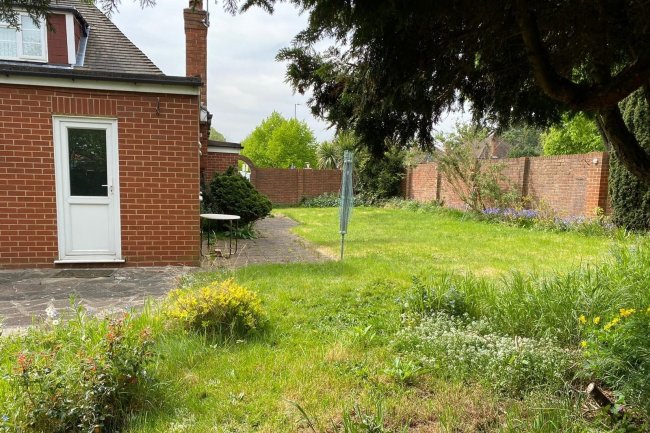 8 Lime Tree Avenue, Thames Ditton, Surrey KT7 0NA
 5