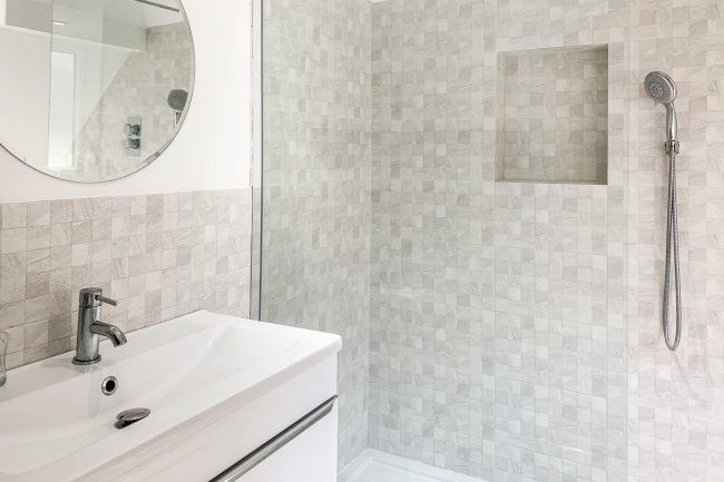 8 Lime Tree Avenue, Thames Ditton, Surrey KT7 0NA
 5